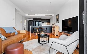 Sky Way On 10Th - A Sleek Balcony Pad With Parking